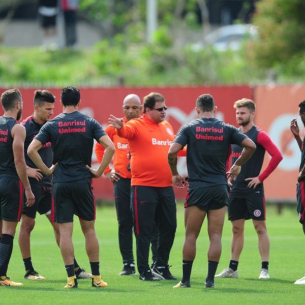 Guto Ferreira encaminha time titular