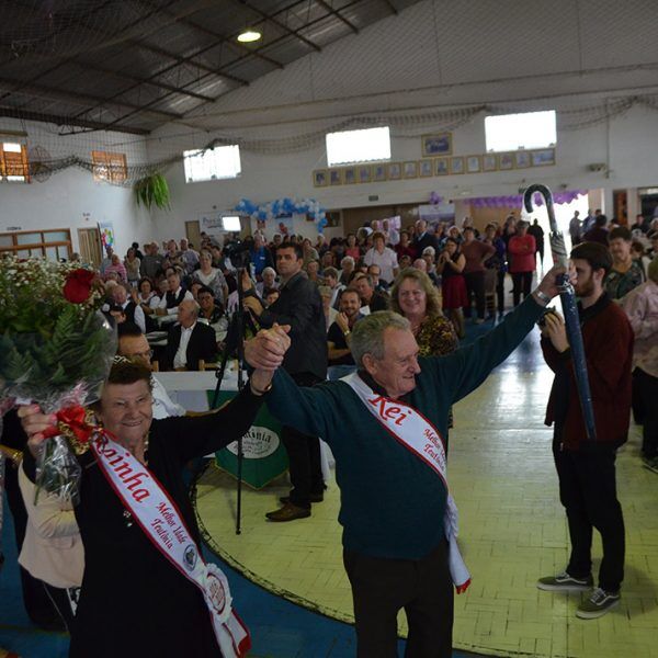 Idosos escolhem corte e celebram a vida