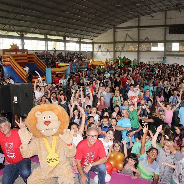 Crianças lotam parque para se divertir