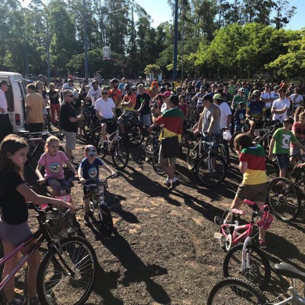 Passeio ciclístico une famílias