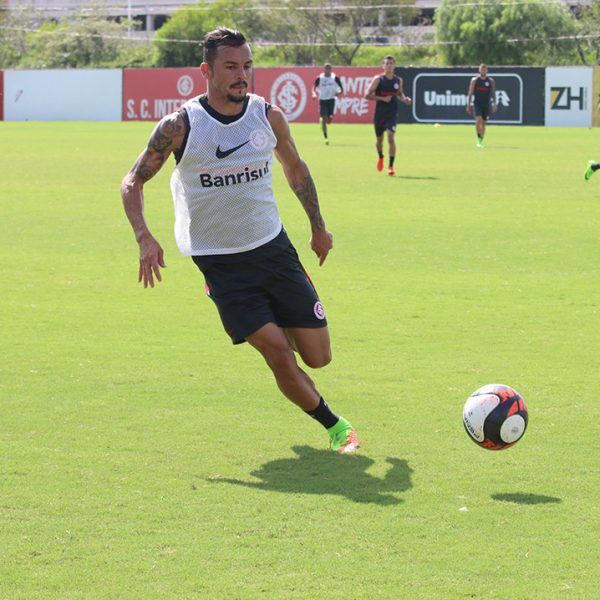 Guto Ferreira deve manter Alemão na lateral-direita