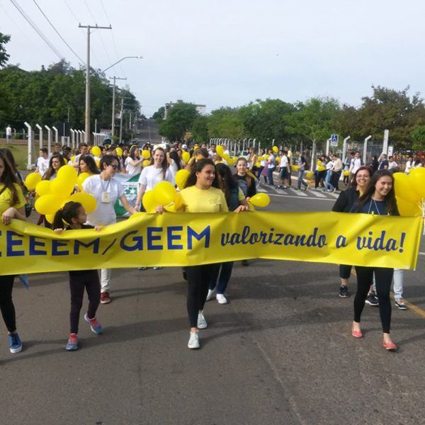 Estudantes se unem em Caminhada pela Vida
