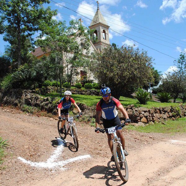 Ciclistas se desafiam em prova pelo interior