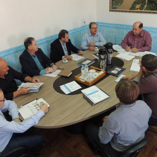 G8 debate economia com fundação