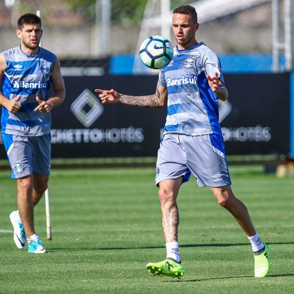 Grêmio encara o Vitória no Jaconi