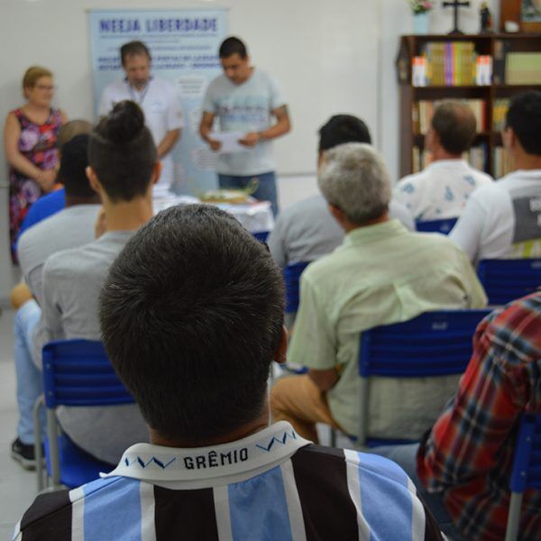 Alunos recebem livro  Jovens Poetas no presídio