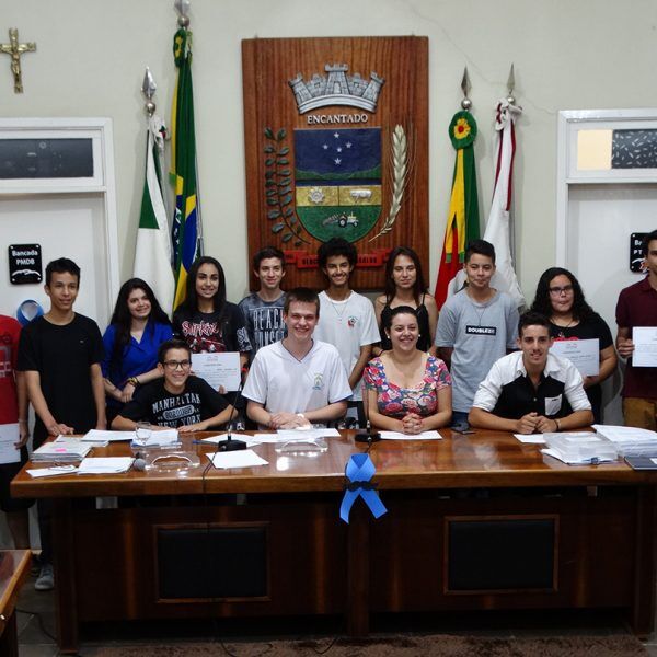 Jovens comandam sessão do Legislativo