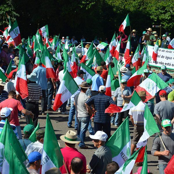 Protesto exige valorização do leite