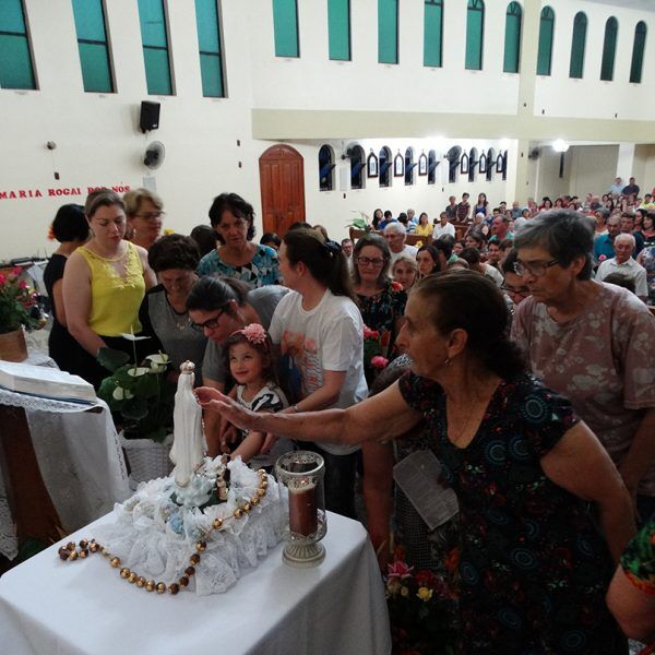 Fiéis homenageiam padroeira