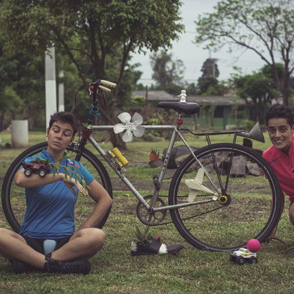 Artistas pedalam pelas cidades para espalhar a cultura