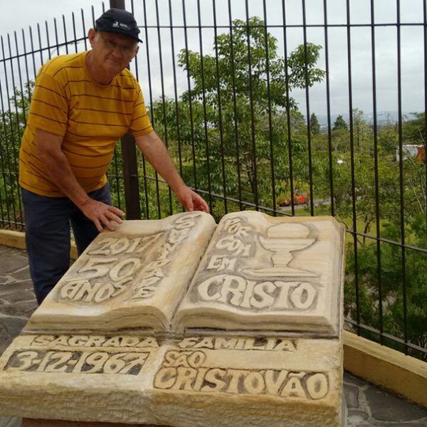 Artista faz monumento em homenagem à comunidade