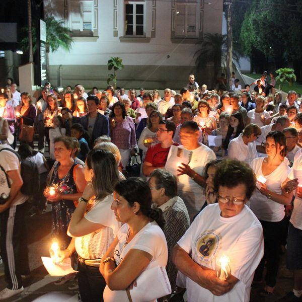 Caminhada anuncia a chegada do Natal