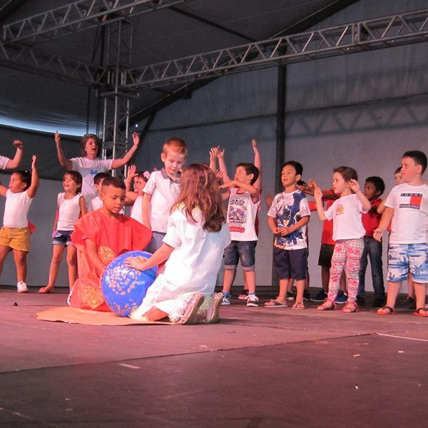 Crianças sobem ao palco em Estrela