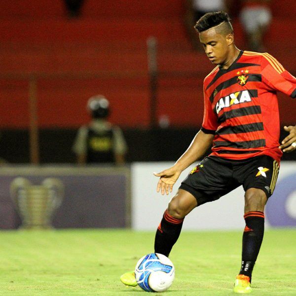 O volante Rithely volta ao radar do Inter