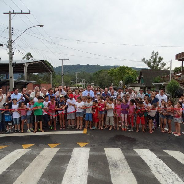 Moradores comemoram asfalto