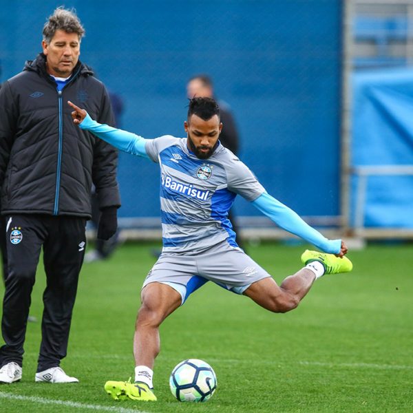 Fernandinho recebe proposta