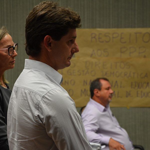 Pais vão à Justiça contra mudanças nas escolas