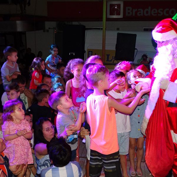 Encontro com o Papai Noel e muita arte marcam Natal Mais Encantado