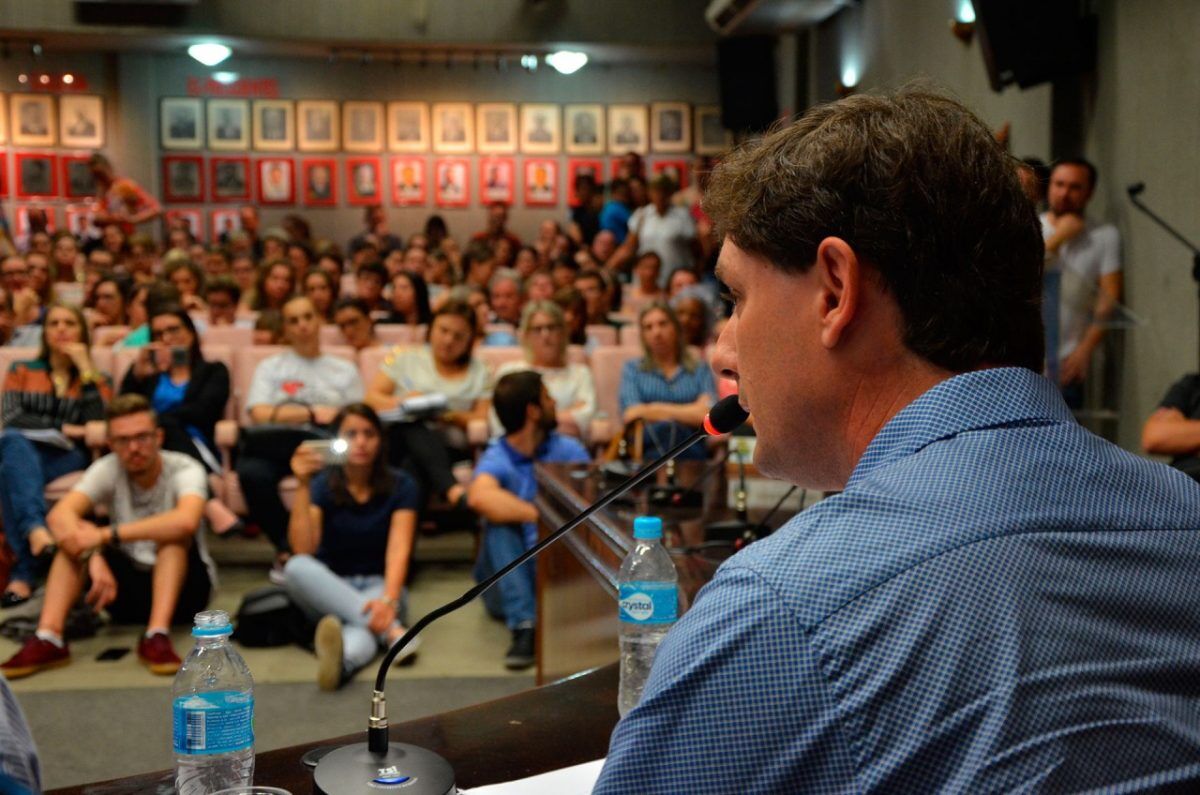 Em audiência, pais solicitam a revogação das mudanças. Administração descarta