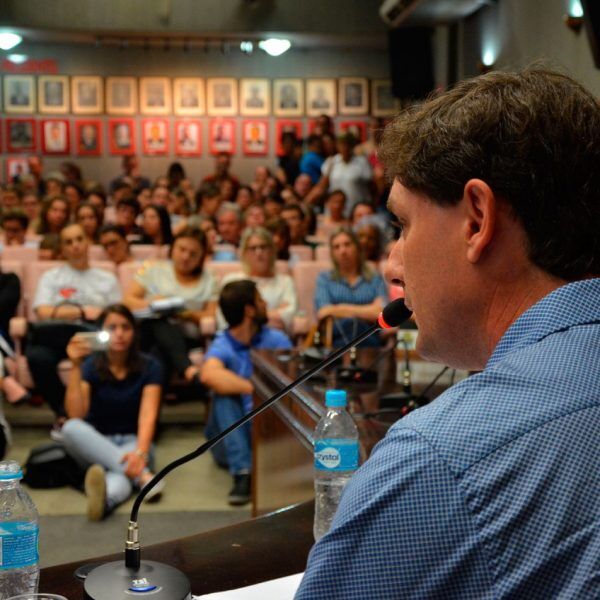Em audiência, pais solicitam a revogação das mudanças. Administração descarta