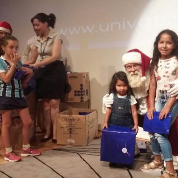 Iniciativa distribui brinquedos para mais de 500 crianças