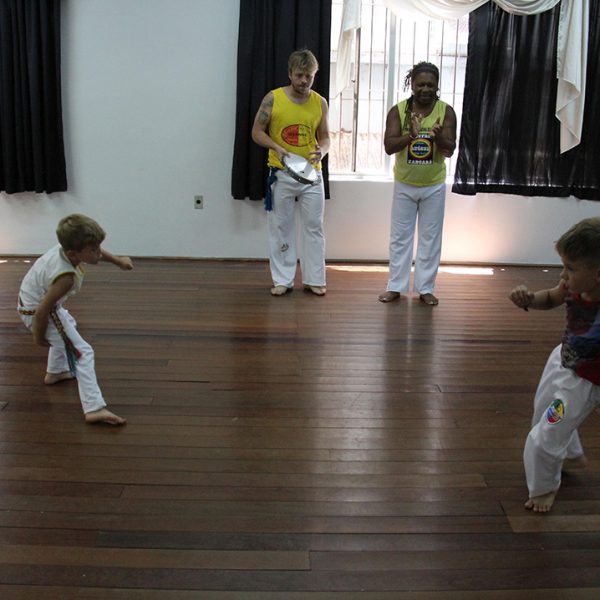 Aula de capoeira é opção nas férias