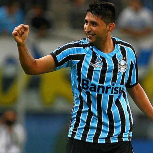 Direção estuda contratar Alan Ruiz