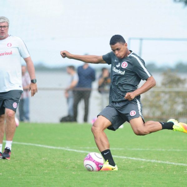 Odair aprimora finalizações em treino antes da estreia