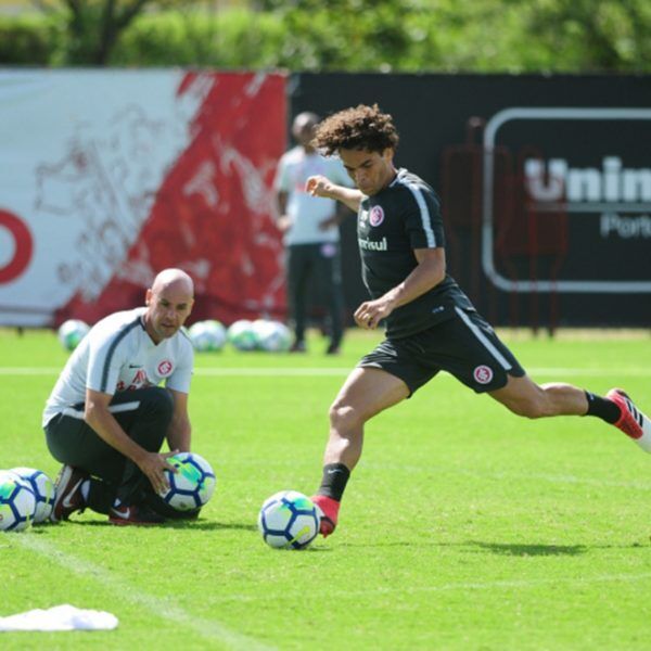 Odair encaminha o time para a estreia de amanhã