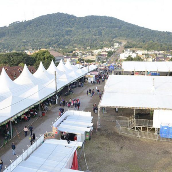 Comissão da Festa de Maio vende metade dos estandes