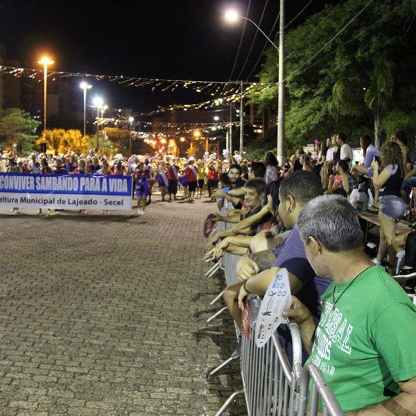 Parque dos Dick virou avenida em Carnaval fora de época