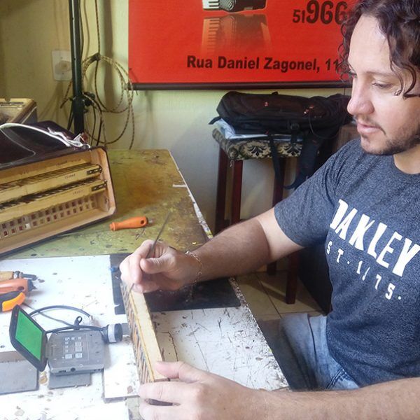 Oficina mantém tradição musical