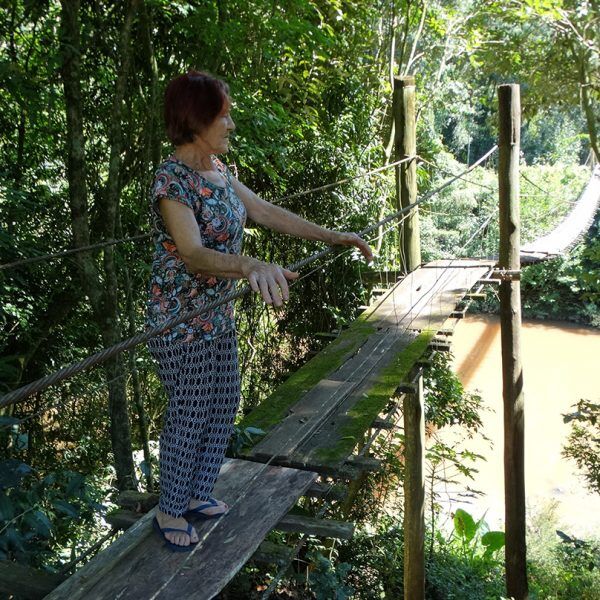 Moradores cobram obra em pinguela