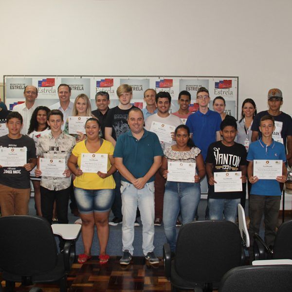Jovens recebem diploma