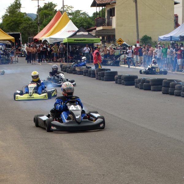 Karts movimentam ruas de Encantado