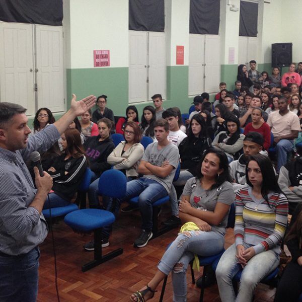 Prefeito apresenta oportunidade de trabalho aos jovens