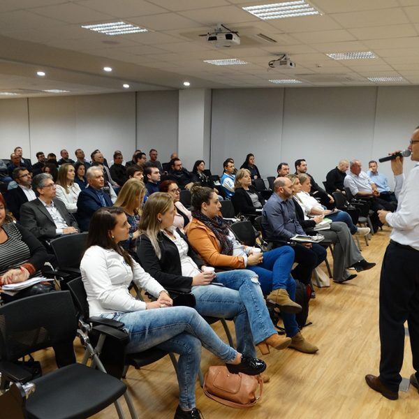 Dado Schneider palestra para imprensa