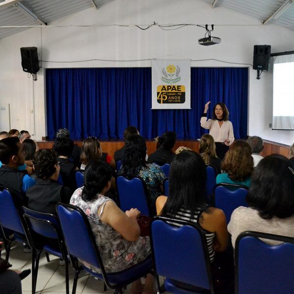 Palestra reflete sobre a importância dos pais