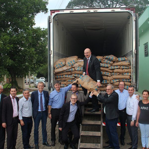 Apaes recebem 19 toneladas de leite em pó
