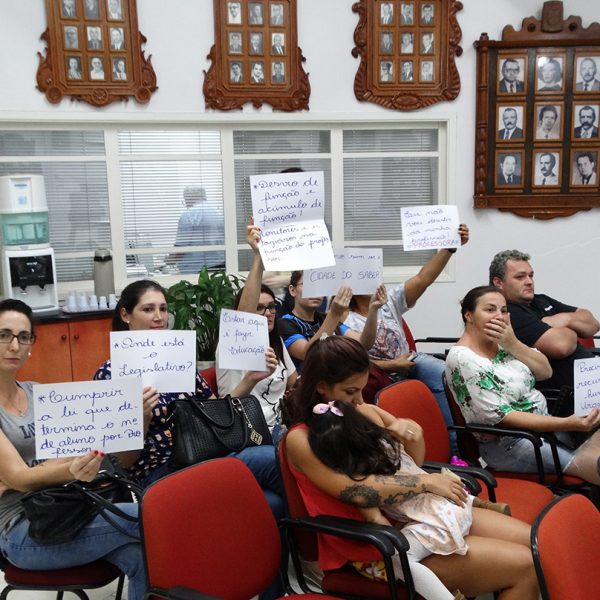 Comunidade escolar cobra mais professores