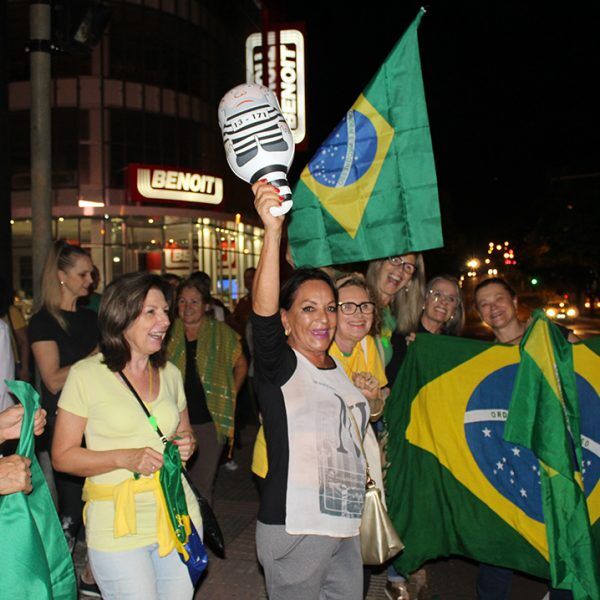 Mais de 150 pessoas protestam contra Lula
