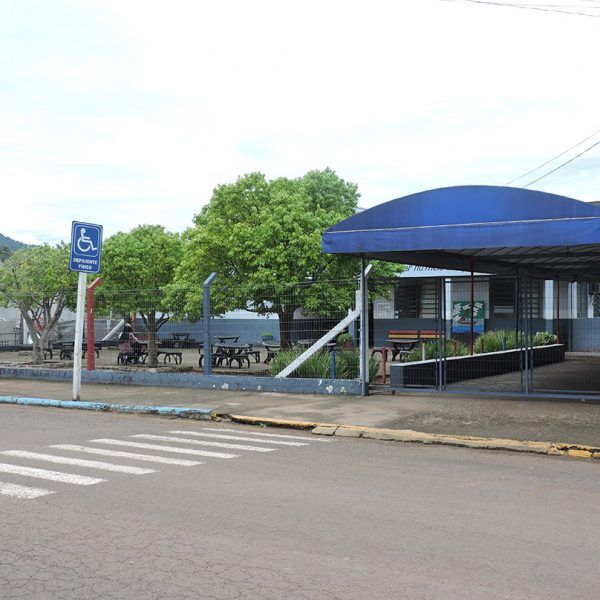 Falta de itens nas escolas mobiliza pais