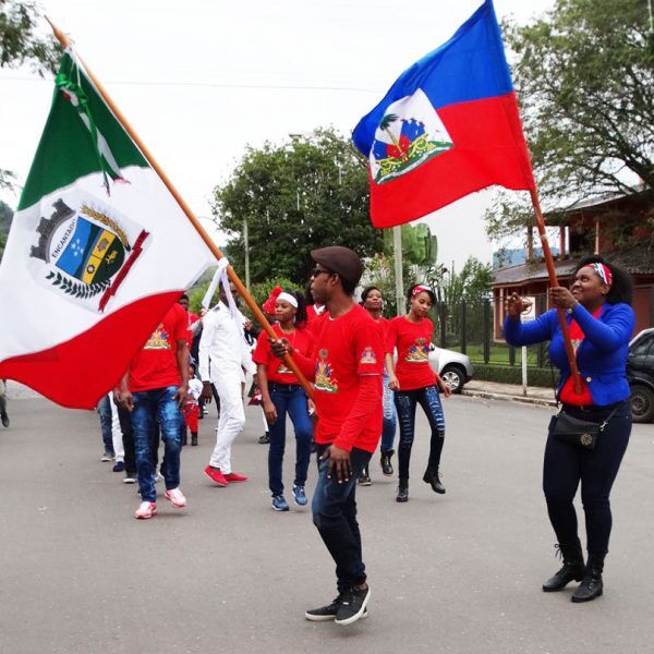 Haitianos celebram Dia da Bandeira