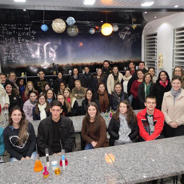 Escola celebra 43 anos e abre novo laboratório