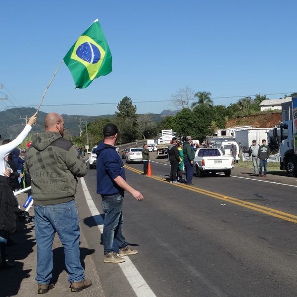 Cresce o apoio aos caminhoneiros
