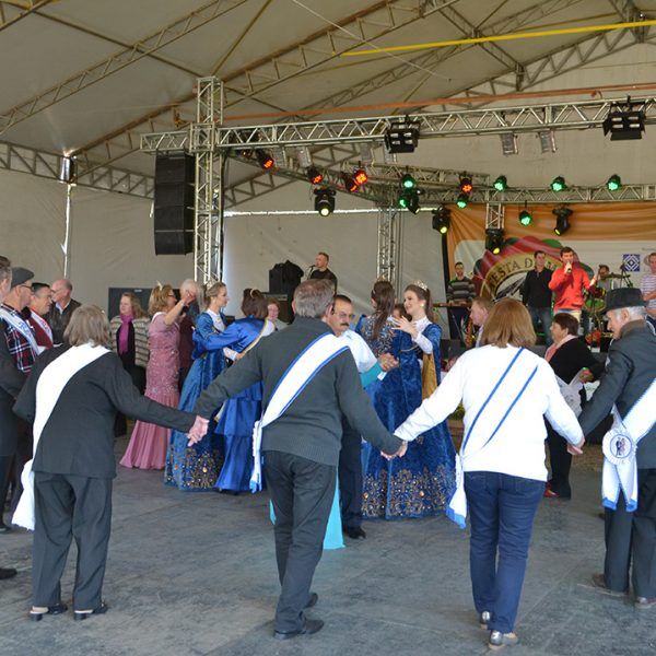 Greve derruba principal atração da Festa de Maio