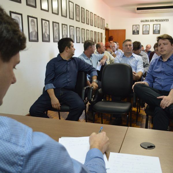 Prefeitos decidem manter atendimento à população