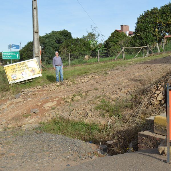 Obra inacabada bloqueia rua