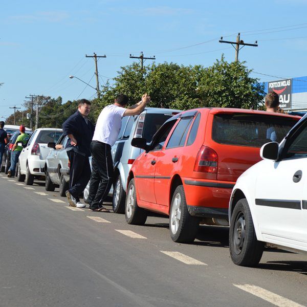 Gasolina volta, perdas se acumulam e greve segue