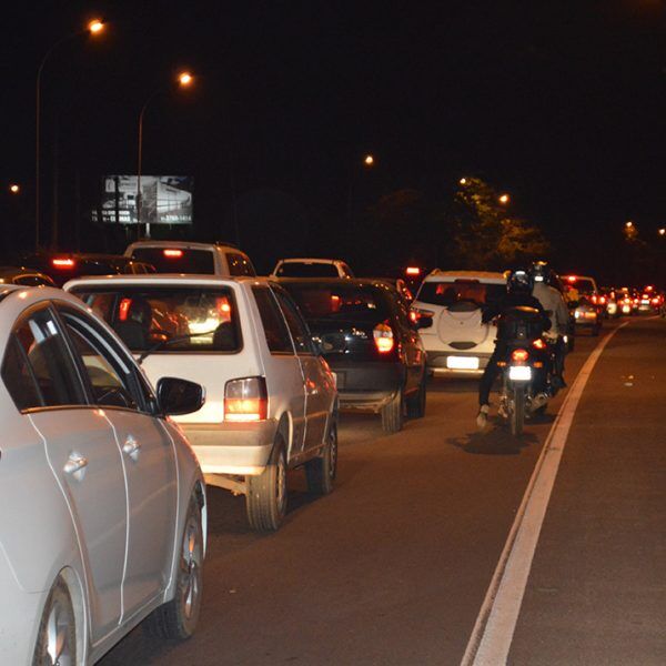 Greve continua e serviços públicos pioram